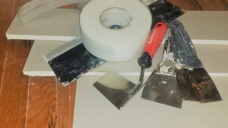 Gipskartonplatten und Werkzeug für den Trockenbau in einem Raum